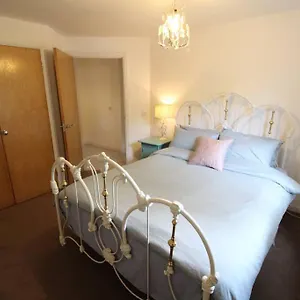3 Bedroom Flat 10 Mins Walk To Bay And Center Free Parking Holiday home