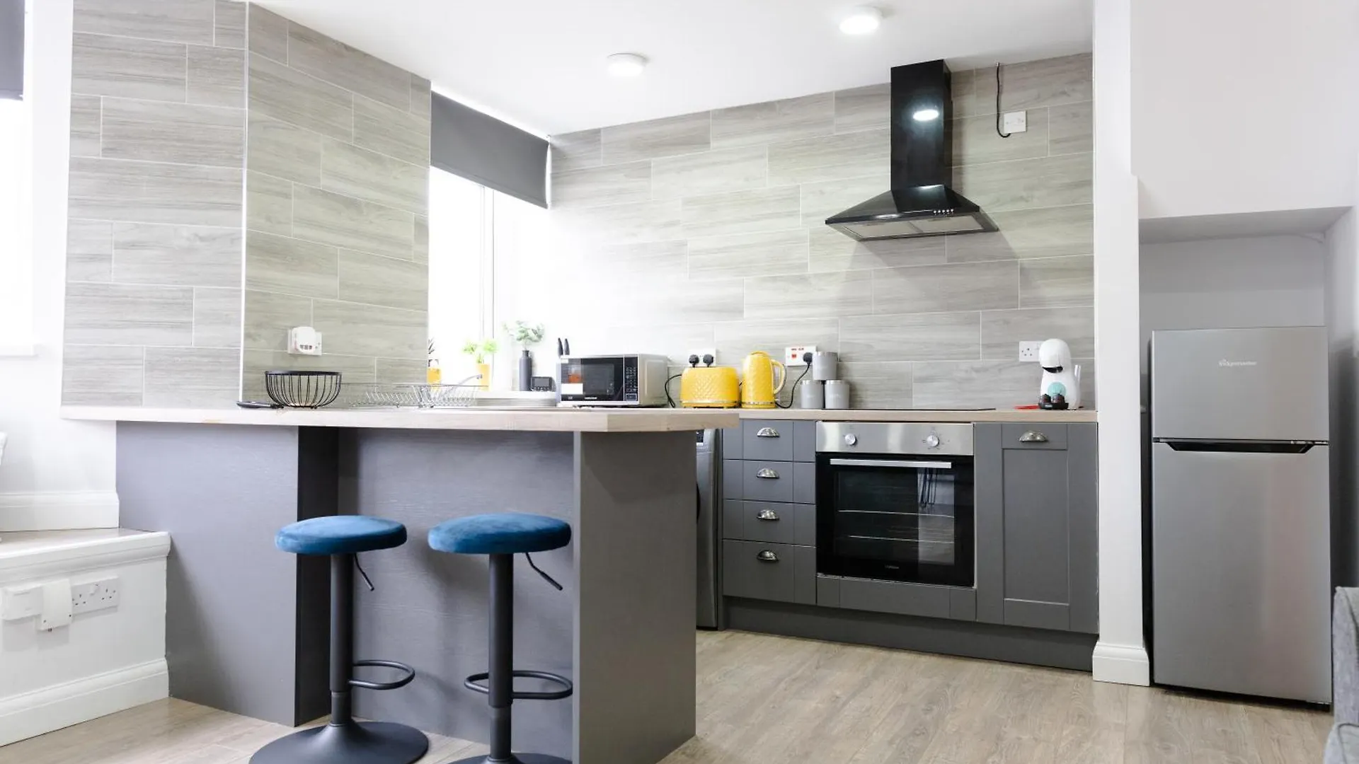Modern Apartments Near Cardiff City Centre 0*,